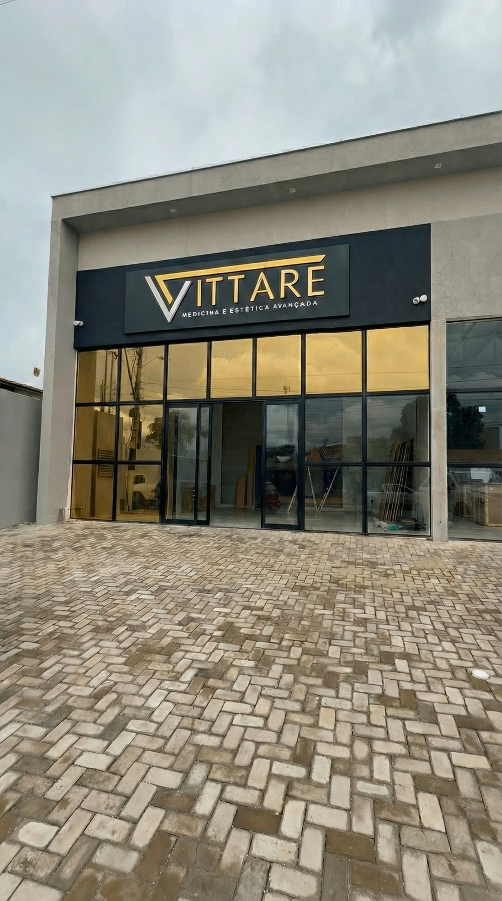 Fachada real da Clínica Vittare em Marabá, com letreiro dourado e portas de vidro.