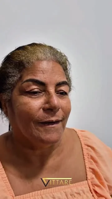 Paciente de blusa salmão contando sua experiência na Vittare.