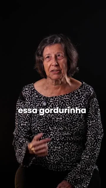Paciente de blusa estampada compartilhando seu relato.
